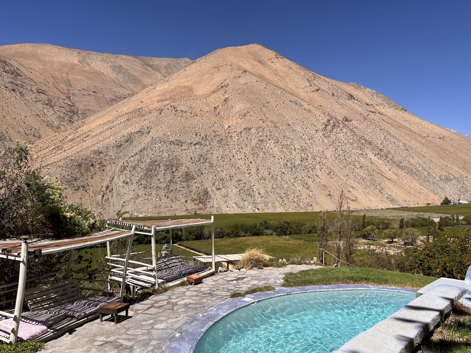 Vista de Cabañas Elquimista en el Valle de Elqui