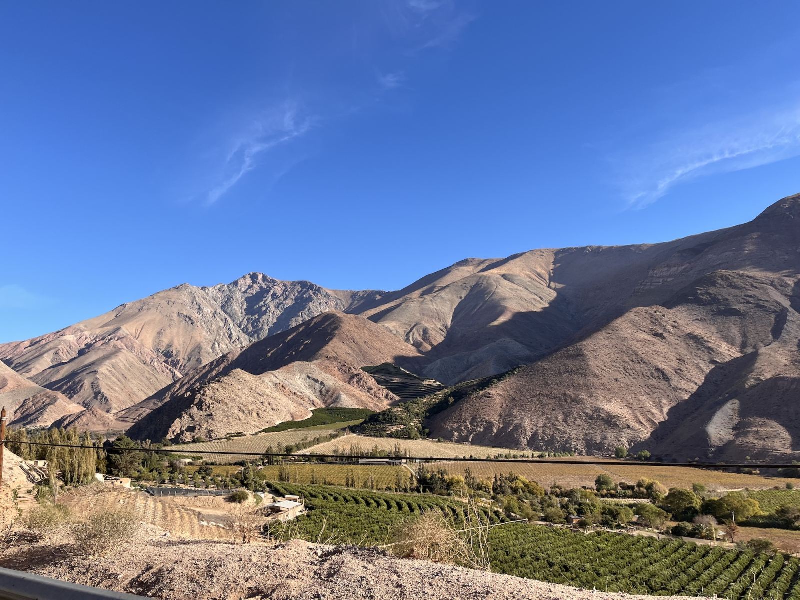 Vista de Cabañas Elquimista en el Valle de Elqui